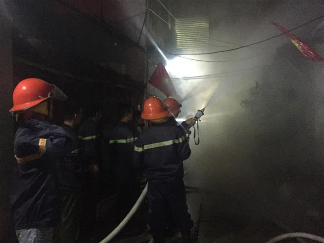 Nghệ An: Kịp thời dập tắt đám cháy không để lây lan ra xung quanh ảnh 1