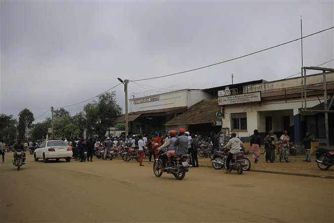 Hiện trường một vụ tấn công tại Beni, CHDC Congo, ngày 26/12/2021. (Ảnh minh họa: AFP/ TTXVN) Nhiều người thiệt mạng trong cuộc tấn công của phiến quân ở CHDC Congo ảnh 1