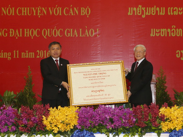 Tổng Bí thư Nguyễn Phú Trọng trao tặng 30 bộ máy vi tính cho Trường Đại học Quốc gia Lào. (Ảnh: Trí Dũng/TTXVN) Tổng Bí thư Nguyễn Phú Trọng phát biểu tại Đại học Quốc gia Lào ảnh 2