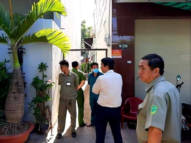 Công an thực hiện khám nghiệm hiện trường. (Nguồn: TTXVN) Thành phố Hồ Chí Minh: Cháy phòng trọ vào rạng sáng, 2 người tử vong ảnh 1
