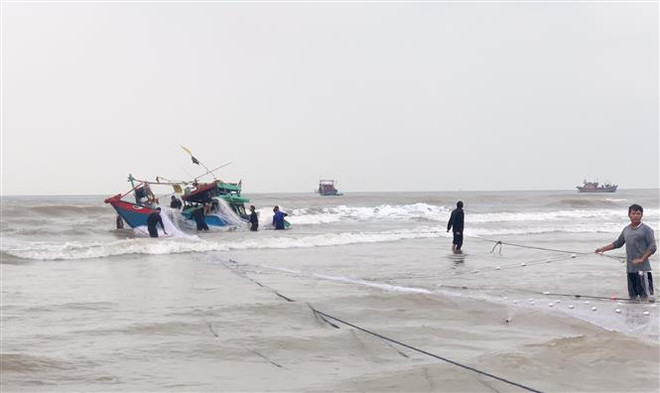 Quảng Bình: Khẩn trương hỗ trợ, ứng cứu tàu cá gặp nạn trên biển ảnh 1
