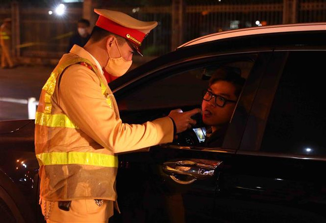 Công an Hà Nội xử phạt nhiều "ma men" trong ngày đầu năm 2023 ảnh 1