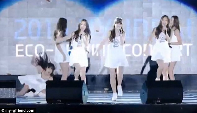 Nữ ca sỹ Hàn Quốc ngã, trượt chân tới 8 lần khi hát trên sân khấu ảnh 1