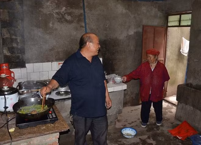 Xúc động với người đàn ông giấu vợ chăm sóc mẹ đẻ suốt 9 năm ảnh 1