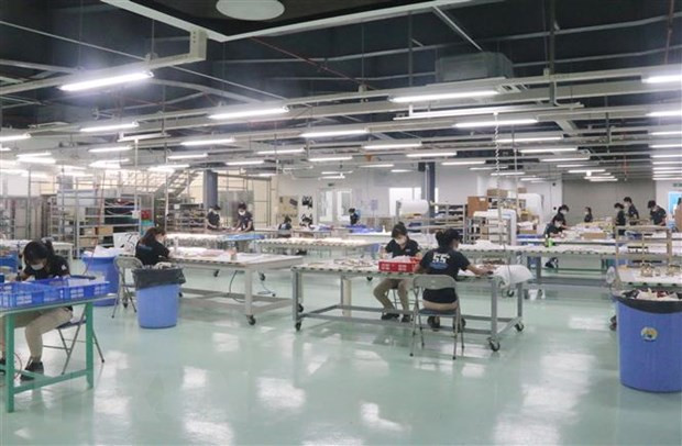 Công nhân làm việc tại Đồng Nai. (Ảnh: Công Phong/TTXVN) Đồng Nai: Người lao động không cần giấy xác nhận di chuyển hàng ngày ảnh 1