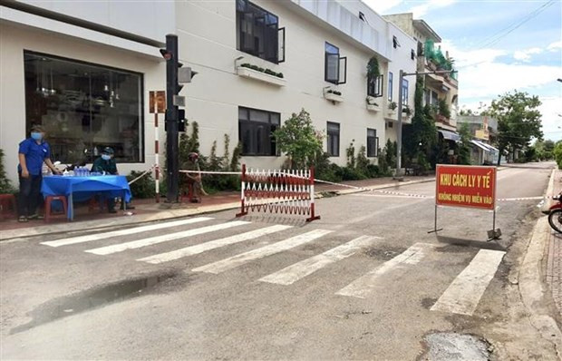 Nhiều khu dân cư ở phường Bình Định, thị xã An Nhơn, bị phong tỏa do dịch. (Ảnh: Nguyên Linh/TTXVN) Bình Định: Đình chỉ công tác Bí thư, Chủ tịch phường vì để dịch lan ảnh 1