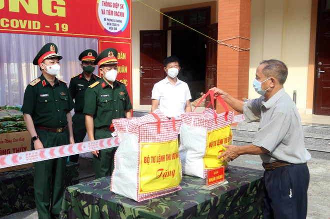 Thắm tình quân dân giữa đại dịch COVID-19 ở Thủ đô Hà Nội ảnh 1