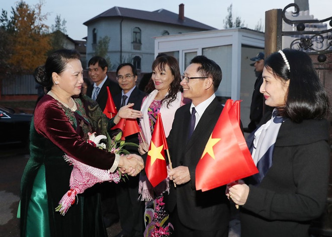 Chủ tịch Quốc hội gặp gỡ cộng đồng người Việt Nam tại Kazakhstan ảnh 1