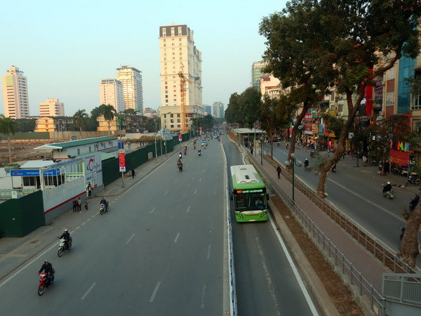 Xác định được danh tính lái xe biển xanh đi vào làn đường BRT ảnh 1