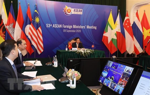 Phó Thủ tướng, Bộ trưởng Bộ Ngoại giao Phạm Bình Minh chủ trì Hội nghị Bộ trưởng Ngoại giao ASEAN lần thứ 53. (Ảnh: Lâm Khánh/TTXVN) EU đánh giá cao thành công của hội nghị AMM 53 do Việt Nam tổ chức ảnh 1