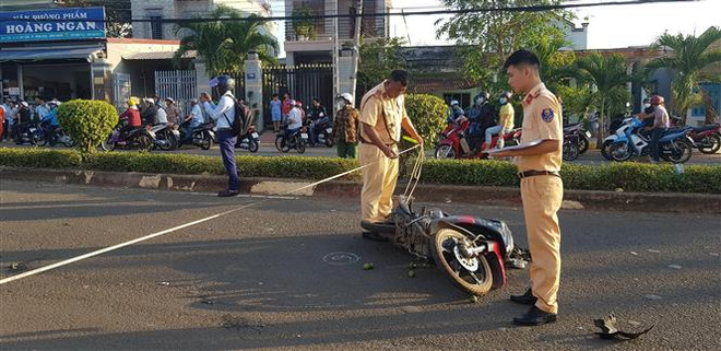 Hiện trường vụ tai nạn. (Ảnh: Đậu Tất Thành/TTXVN) Bình Phước: Chạy xe tốc độ cao đâm vào dải phân cách, 2 người tử vong ảnh 1