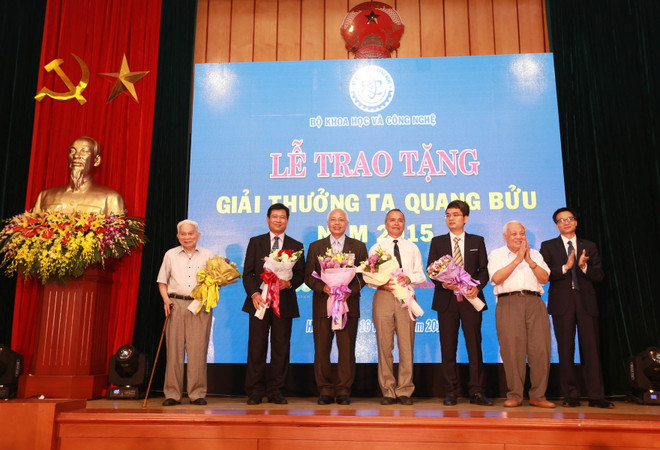 Phó Thủ tướng Vũ Đức Đam (bìa phải) chúc mừng 4 nhà khoa học được trao giải thưởng Tạ Quang Bửu năm 2015. (Ảnh: Anh Tuấn/TTXVN) 4 công trình khoa học được trao Giải Tạ Quang Bửu 2015 ảnh 1
