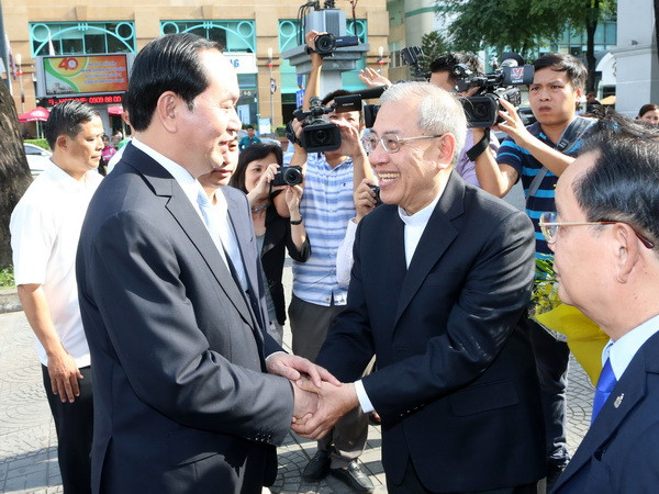 Chủ tịch nước Trần Đại Quang đến thăm, nói chuyện và chúc mừng đồng bào Công giáo tại Giáo xứ Chính tòa, Tổng Giáo phận Thành phố Hồ Chí Minh. (Ảnh: Nhan Sáng/TTXVN) Chủ tịch nước thăm Giáo xứ Chính tòa, Tổng Giáo phận TP.HCM ảnh 1