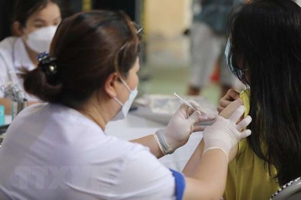 Nhân viên y tế tiêm vaccine cho học sinh. (Ảnh: Minh Quyết/TTXVN) Rà soát đối tượng, tăng cường tiêm chủng vaccine ngừa COVID-19 ảnh 1