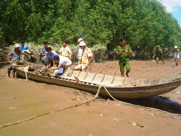 Chìm xuồng giữa sông ở Bến Tre, 2 nữ sinh bị nước cuốn mất tích ảnh 1