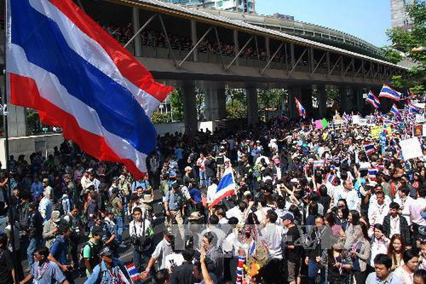Người biểu tình phản đối chính phủ ở Bangkok ngày 21/1. (Ảnh: THX/TTXVN) Người biểu tình Thái Lan tăng các biện pháp phòng vệ ảnh 1