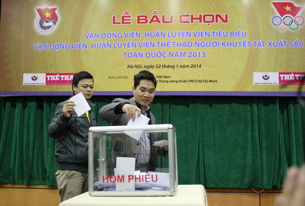 Buổi lễ bầu chọn vận động viên, huấn luyện viên tiêu biểu toàn quốc. (Ảnh: Minh Chiến/Vietnam+) VĐV tiêu biểu Việt Nam 2013: Ánh Viên sẽ chiến thắng? ảnh 1