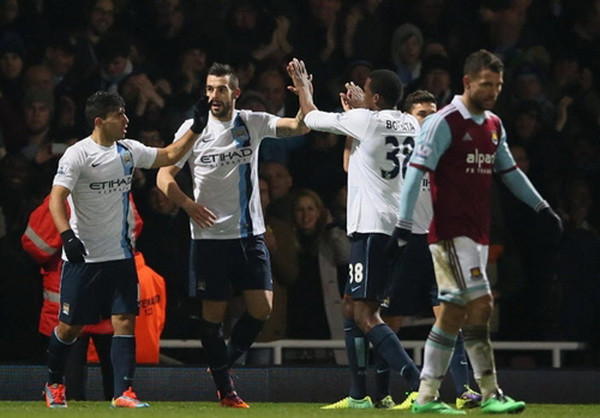 Các cầu thủ Man City ăn mừng chiến thắng. (Nguồn: Getty) Man City hủy diệt đối phương, chờ M.U ở chung kết ảnh 1
