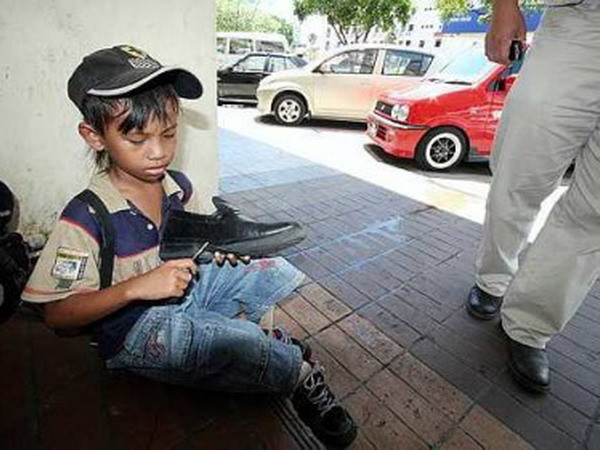 Malaysia giải cứu gần 400 trẻ em bị ép buộc kiếm tiền và ăn xin ảnh 1