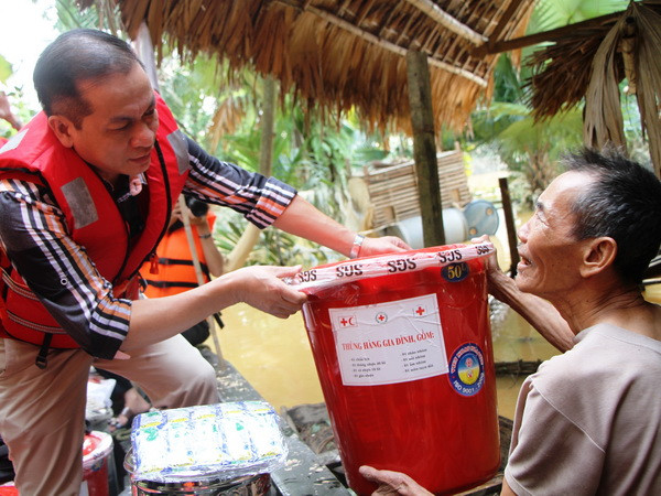 Hỗ trợ người dân miền Trung có nguy cơ thiếu đói vì nước lũ ảnh 1