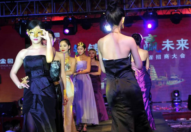 Choáng ngợp trang phục bằng vàng thật tại triển lãm ở Trung Quốc ảnh 4