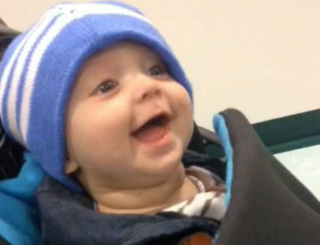 Bé trai tử vong chỉ vài giờ sau khi cất tiếng cười đầu tiên ảnh 1