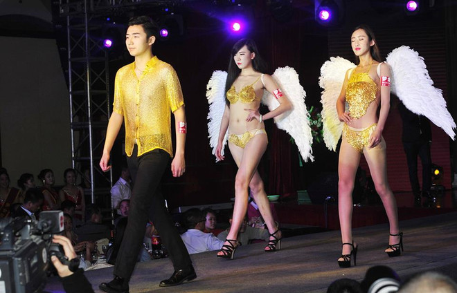 Choáng ngợp trang phục bằng vàng thật tại triển lãm ở Trung Quốc ảnh 1