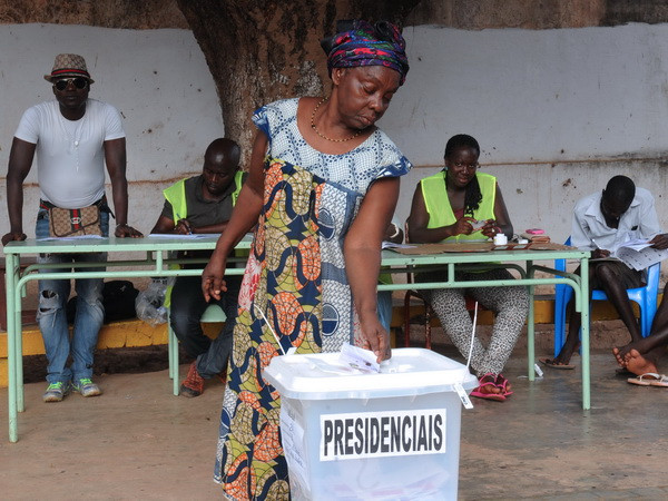 Cử tri Guinea-Bissau bỏ phiếu tại một địa điểm bầu cử ở Bissau. (Nguồn: AFP/TTXVN) Cựu bộ trưởng Tài chính Guinea-Bissau đắc cử tổng thống ảnh 1