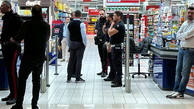 Tấn công bằng dao tại trung tâm thương mại Italy, 1 người thiệt mạng ảnh 1