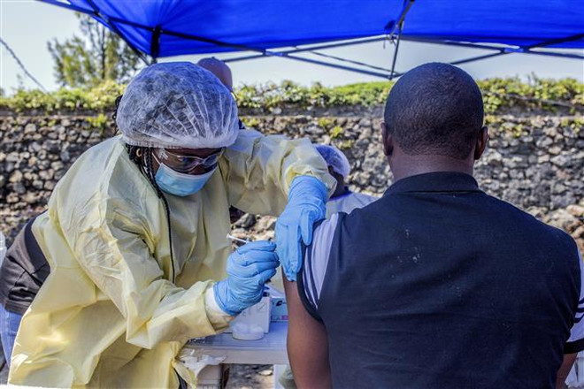 Nhân viên y tế tiêm vaccine phòng Ebola cho người dân tại Goma, Bắc Kivu, CHDC Congo, ngày 15/7/2019. (Ảnh: AFP/TTXVN) Viện Serum Ấn Độ sản xuất vaccine tiềm năng phòng ngừa Ebola ảnh 1