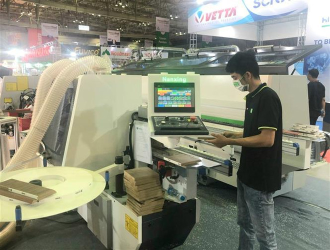 Trình diễn công nghệ chế biến gỗ tại VietnamWood 2022. (Ảnh: Xuân Anh/TTXVN) Những công nghệ hàng đầu tại VietnamWood 2022 và Furnitec 2022 ảnh 2