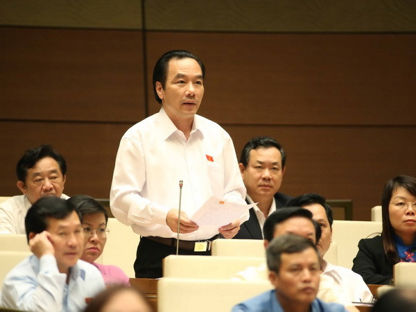 Đại biểu Quốc hội tỉnh Bắc Giang Ngô Sách Thực chất vấn các thành viên Chính phủ. (Ảnh: Phương Hoa/TTXVN) Chính phủ thẳng thắn và cầu thị, đi thẳng vào vấn đề cử tri quan tâm ảnh 3