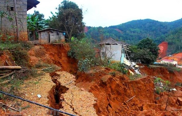 Sạt lở đất. (Ảnh: Hùng Võ/Vietnam+) Đánh giá nguy cơ, giám sát và tiến tới cảnh báo sớm thiên tai ảnh 1