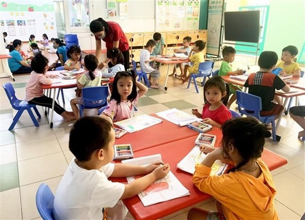 Cung ứng đầy đủ sách giáo khoa, khắc phục tình trạng thiếu giáo viên ảnh 2