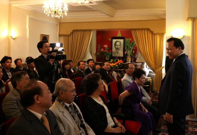 Phó Thủ tướng Vũ Văn Ninh gặp gỡ kiều bào Việt tại Anh ảnh 1