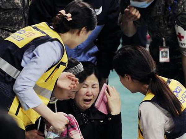 Chìm phà ở Hàn Quốc: Các phụ huynh hoảng loạn tìm con ảnh 1