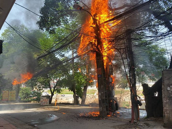 Hà Nội: Cháy đường dây điện hạ thế, kèm theo tiếng nổ lớn ảnh 1