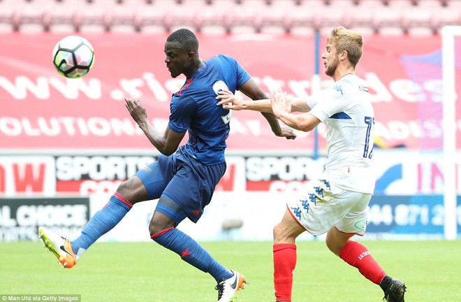 Cận cảnh Eric Bailly phô diễn kỹ thuật ở trận ra mắt M.U ảnh 1