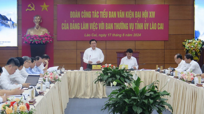 Ủy viên Bộ Chính trị, Giám đốc Học viện Chính trị quốc gia Hồ Chí Minh, Chủ tịch Hội đồng Lý luận Trung ương, Thường trực Tiểu ban, Tổ trưởng Tổ biên tập Văn kiện Nguyễn Xuân Thắng phát biểu tại buổi làm việc. (Ảnh: Hương Thu/TTXVN) ttxvn_doan_tieu_ban_van_kien_dai_hoi_xiv_cua_dang_lam_viec_voi_tinh_uy_lao_cai_2.jpg