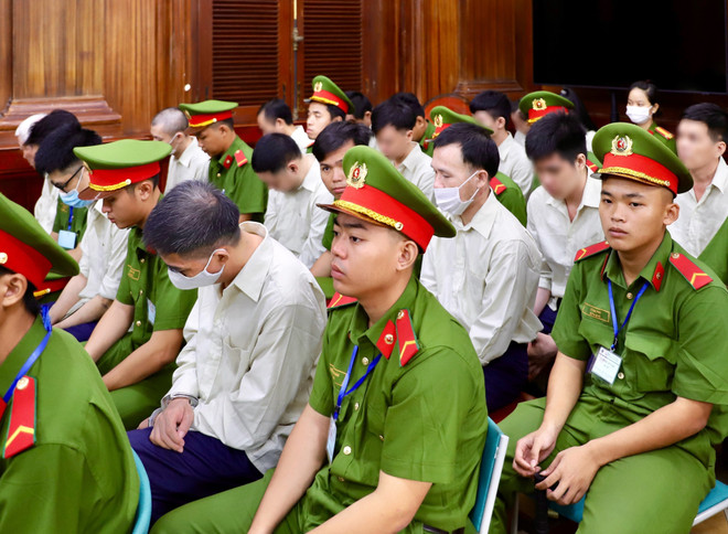 Các bị cáo tại phiên tòa. (Ảnh: Hồng Giang/TTXVN) ttxvn_vu_an_lien_quan_den_cuc_dang_kiem_viet_nam_1708-2.jpeg