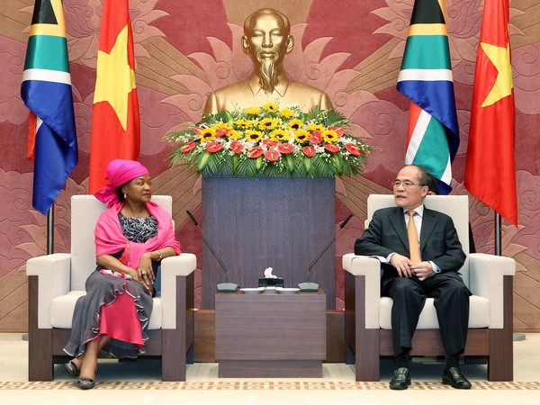Chủ tịch Quốc hội Nguyễn Sinh Hùng tiếp bà Baleka Mbete, Chủ tịch Quốc hội Nam Phi. (Ảnh: Nhan Sáng/TTXVN) Đưa hợp tác hai nước Việt Nam-Nam Phi tương xứng với tiềm năng ảnh 1