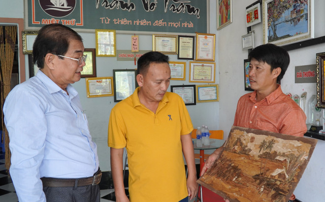 Gặp người "họa sỹ" khắc họa quê hương bằng tranh vỏ tràm ảnh 2