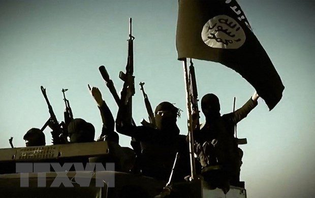 Các tay súng IS đứng sau vụ tấn công nhằm vào chiếc xe chở binh sỹ Syria. (Nguồn: AFP/TTXVN) Syria đổ lỗi cho Mỹ về vụ tấn công xe buýt quân sự tại Deir Ezzor ảnh 1