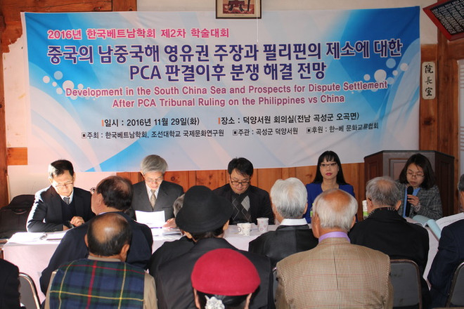 Các học giả trình bày tham luận tại hội thảo. (Ảnh: Phạm Duy/Vietnam+) Hội thảo tại Hàn Quốc về Biển Đông sau phán quyết của PCA ảnh 1