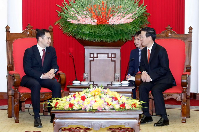 Trưởng Ban Tuyên giáo Trung ương Võ Văn Thưởng tiếp Trưởng Ban Thanh niên Đảng Dân chủ Tự do Nhật Bản Suzuki Keisuke. (Ảnh: An Đăng/TTXVN) Tăng cường giao lưu giữa các nhà lãnh đạo trẻ Việt Nam-Nhật Bản ảnh 1