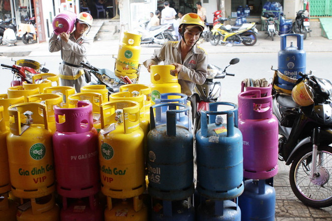 (Ảnh: Thanh Vũ/TTXVN) Giá gas sẽ tăng thêm khoảng 21.000 đồng cho mỗi bình 12kg ảnh 1