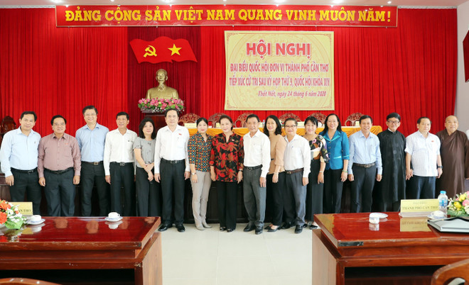 Chủ tịch Quốc hội Nguyễn Thị Kim Ngân với cử tri quận Thốt Nốt. (Ảnh: Trọng Đức/TTXVN) Chủ tịch Quốc hội tiếp xúc cử tri tại thành phố Cần Thơ, quận Thốt Nốt ảnh 2