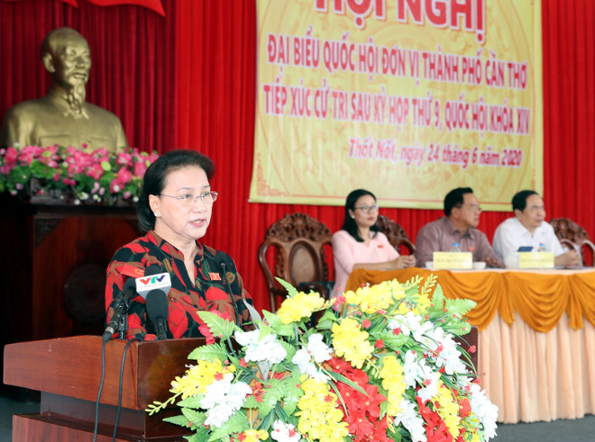 Chủ tịch Quốc hội Nguyễn Thị Kim Ngân phát biểu tại buổi tiếp xúc cử tri quận Thốt Nốt. (Ảnh: Trọng Đức/TTXVN) Chủ tịch Quốc hội tiếp xúc cử tri tại thành phố Cần Thơ, quận Thốt Nốt ảnh 1