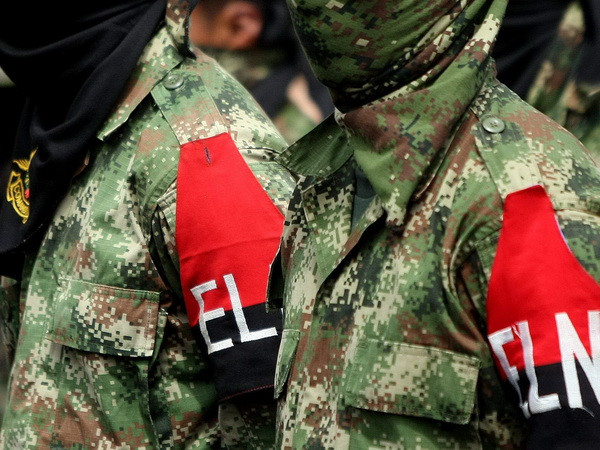 Các thành viên ELN tại Cali, Colombia ngày 16/6. (Nguồn: EPA/TTXVN) 2 phóng viên Hà Lan bị bắt cóc tại Colombia vẫn chưa được thả ảnh 1