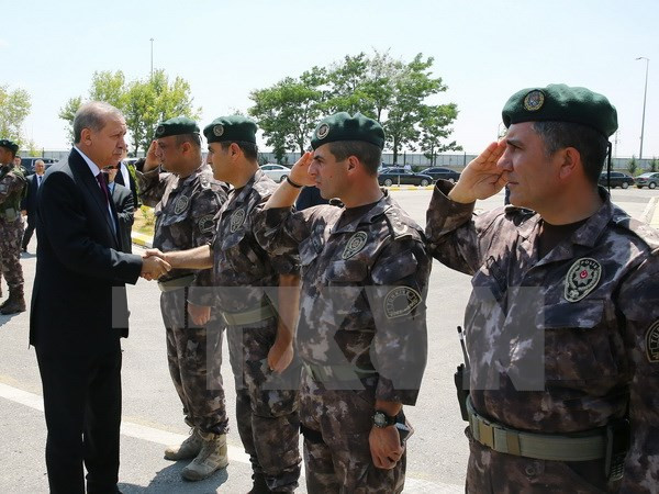 Tổng thống Thổ Nhĩ Kỳ Recep Tayyip Erdogan (trái) thăm cơ quan cảnh sát đặc nhiệm ở Ankara ngày 29/7. (Nguồn: EPA/TTXVN) Chính phủ Thổ Nhĩ Kỳ tiếp tục sa thải nhiều quan chức ảnh 1